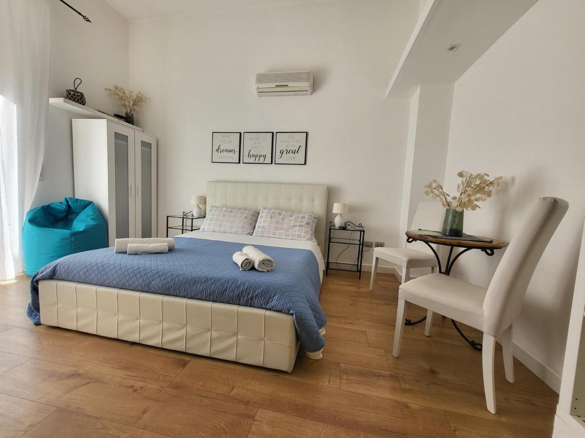 Living Cagliari Marina Bed and Breakfast Exteriör bild