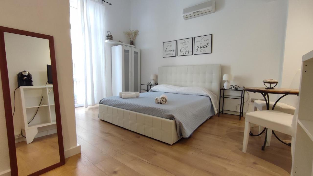 Living Cagliari Marina Bed and Breakfast Exteriör bild